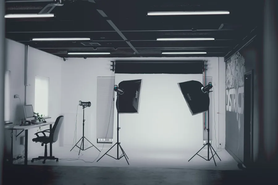 Fondale fotografico bianco affiancato da due softbox su stativi