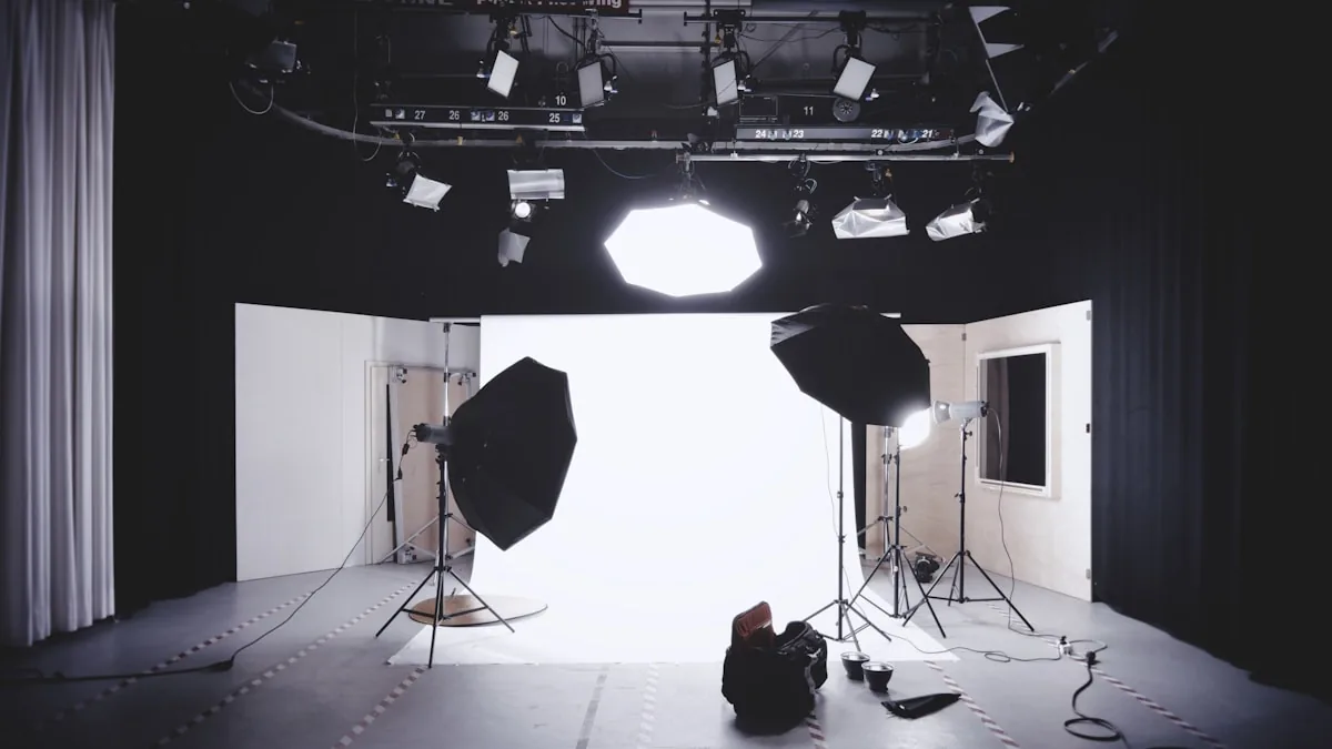 Studio fotografico con fondale bianco, stativi e luci da ritratto